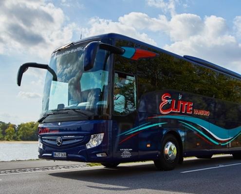 Moderner Reisebus für 49 Personen und 1 Reiseleiter fährt an der Elbe.