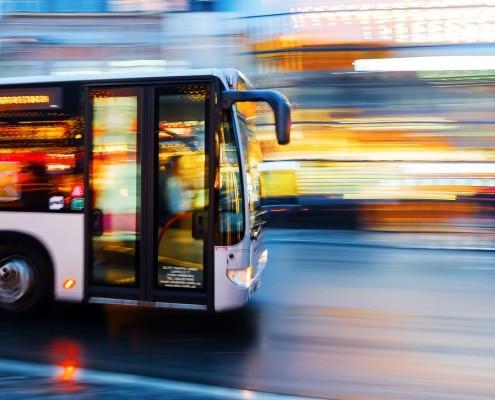 Elite-Niederflur-Linienbus-Stadt Ein Elite Niederflur Linienbus fährt durch die Stadt