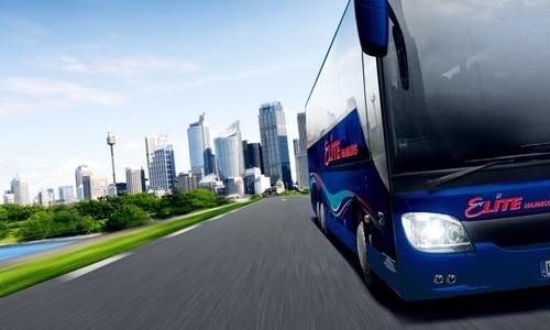 Elite Reisebus vor einer Großstadt