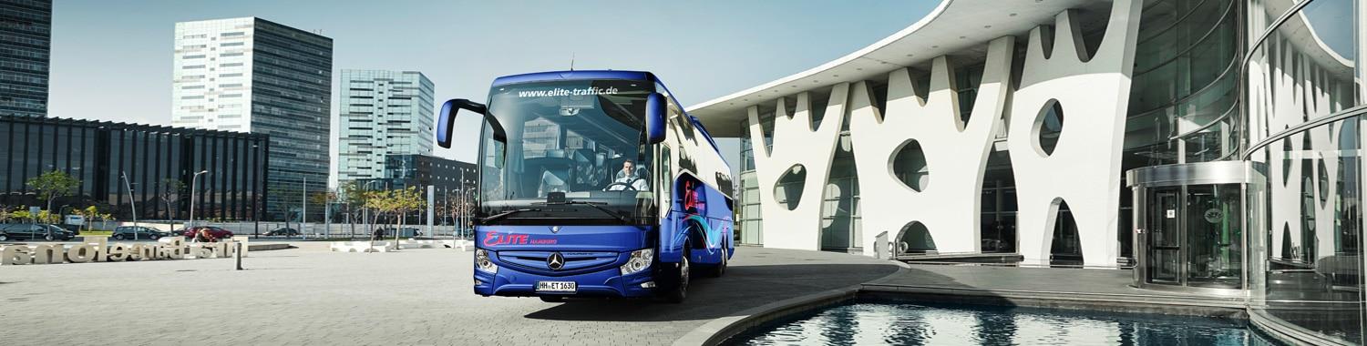 EliteBus Reisebus steht auf einem Platz in der Stadt